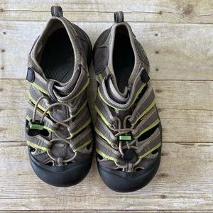 Keen | size 4 youth
